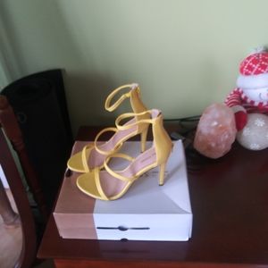Yellow high heel dress slippers